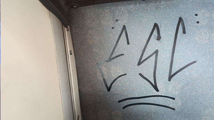 Mladíci pomalovali autobus MHD