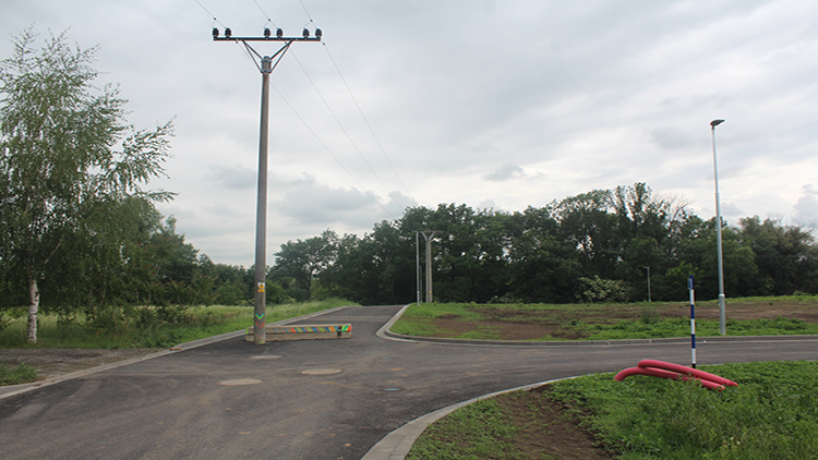 Sloup ze silnice zmizí,  elektřina půjde pod zem