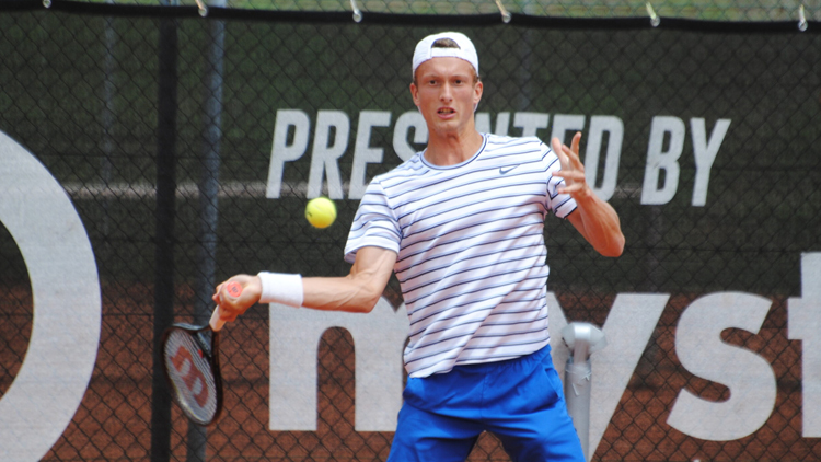 Návrat na antuku tenistům nevyšel