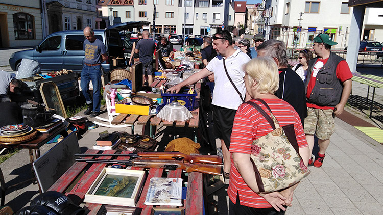 Prázdninový „blešák“  přilákal davy kupujících