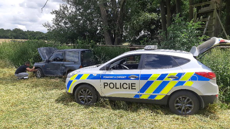 Auto zastavily až prostřílené pneumatiky