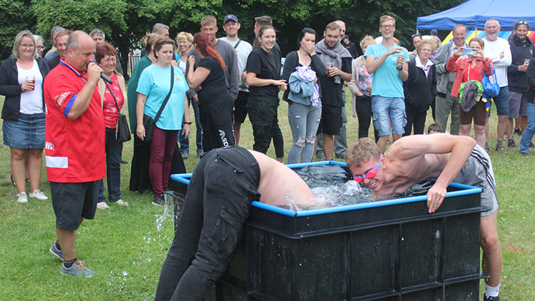 Pivní pětiboj prověřil schopnost pít i akrobatické dovednosti