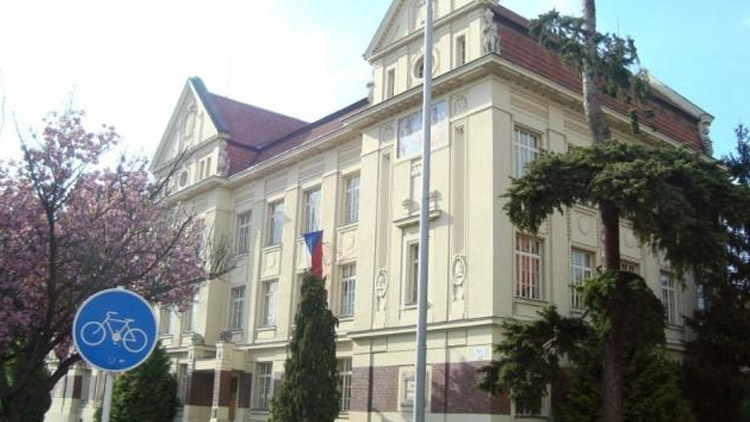 Opravy na škole se prodraží