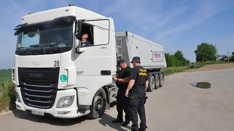 Mezi Prostějovem a Přerovem kontrolují celníci přetížená vozidla