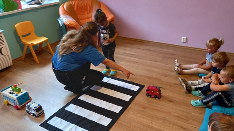 Strážníci poučovali i bavili děti