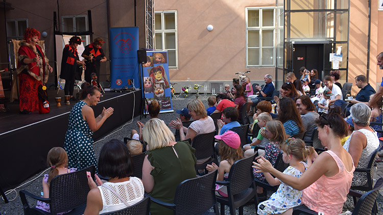 Pohádku o nezbedné čertici na zámku provázelo pekelné vedro