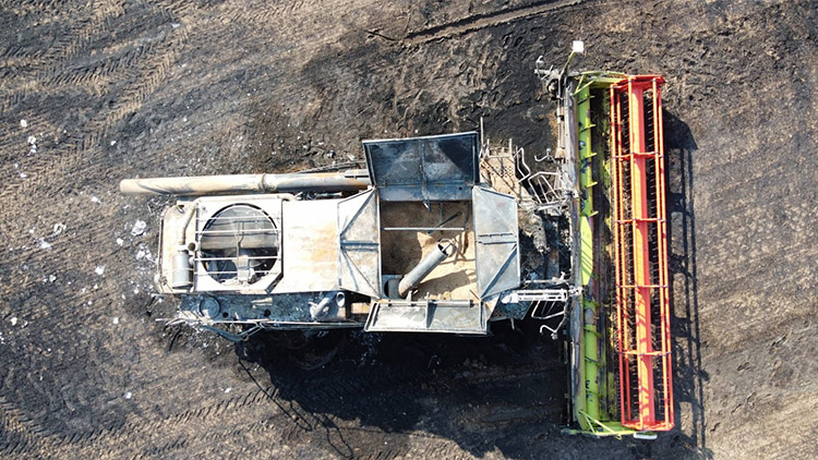 U Ivaně shořel kombajn s osmi tunami zrní