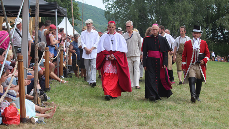 Josefkol před davy lidí požehnal práci řemeslníků  Lidé obdivovali nádherné kočáry tažené koňmi 