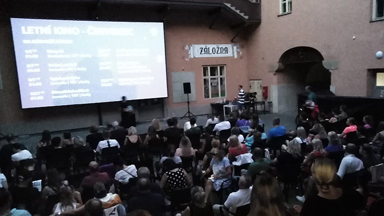 „Dvojka“ natřískala  letní kino na zámku