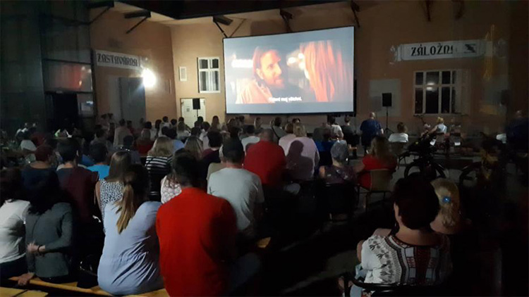 Letní promítání na zámku: „Nasadíme více českých komedií,“ zve Prostějovany Barbora Kucsa Prágerová