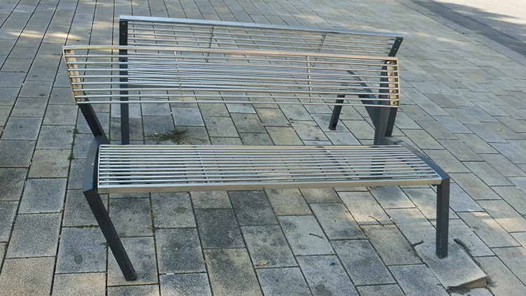 Dodávka najela do lavičky