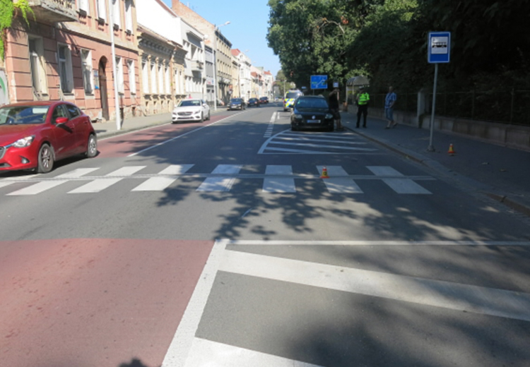Srazil chodkyni, s vnoučaty pak ujel