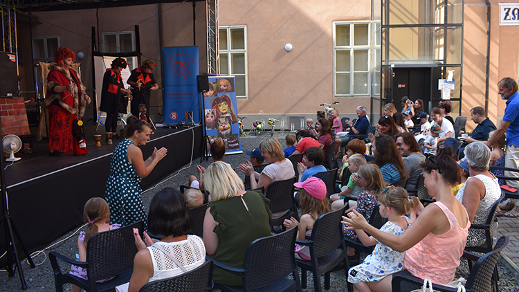 Pohádku o nezbedné čertici na zámku provázelo pekelné vedro