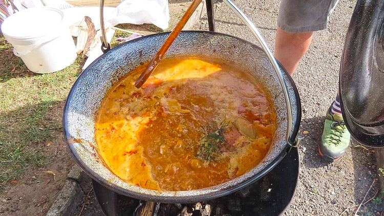 Guláše ve Vranovicích zhatil déšť