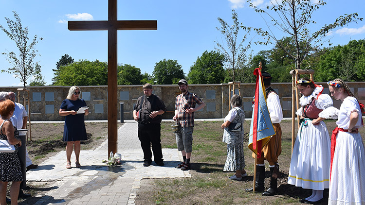 V Němčicích požehnali novému kolumbáriu