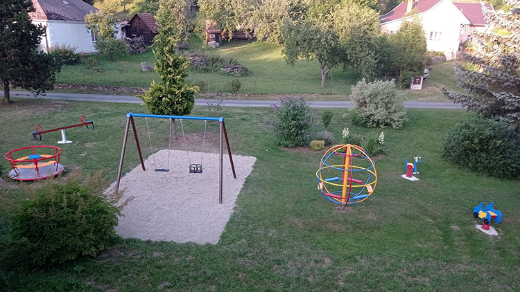 Ladín sobě! Do stavby hřiště  se zapojily celé rodiny