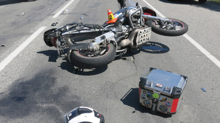 Nedala přednost, smetla motorkáře