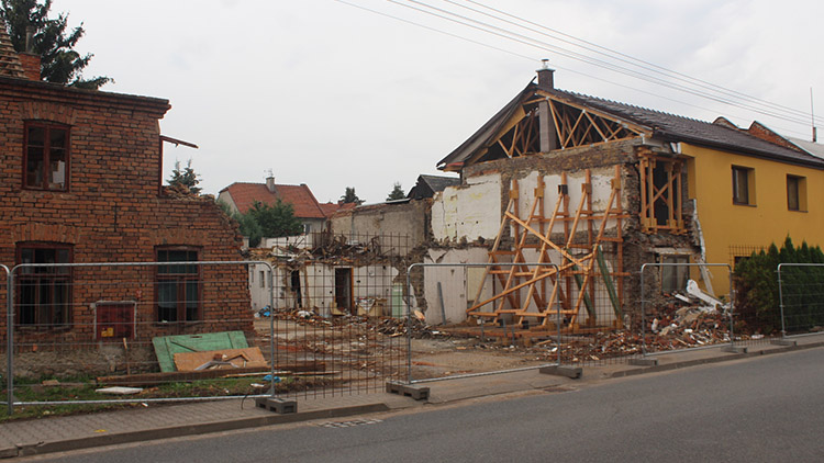 Co bude s ruinami po výbuchu v Olšanech?