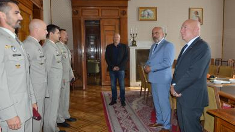 Primátor František Jura dnes na radnici přijal vítězné parašutisty