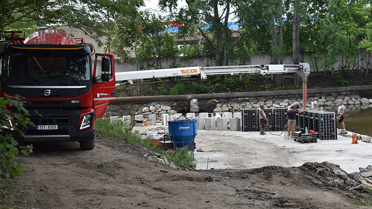 Revitalizaci rybníčku  zkomplikoval déšť
