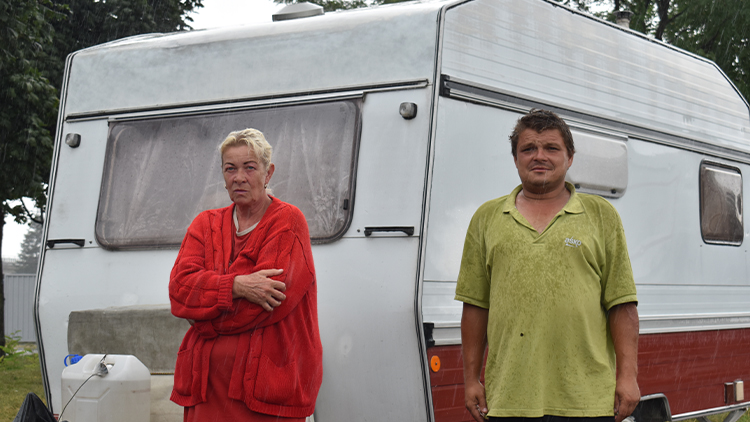 Bydlí v karavanu ve Vrahovické ulici a obtěžuje. Rozhodně se nepolepšil...