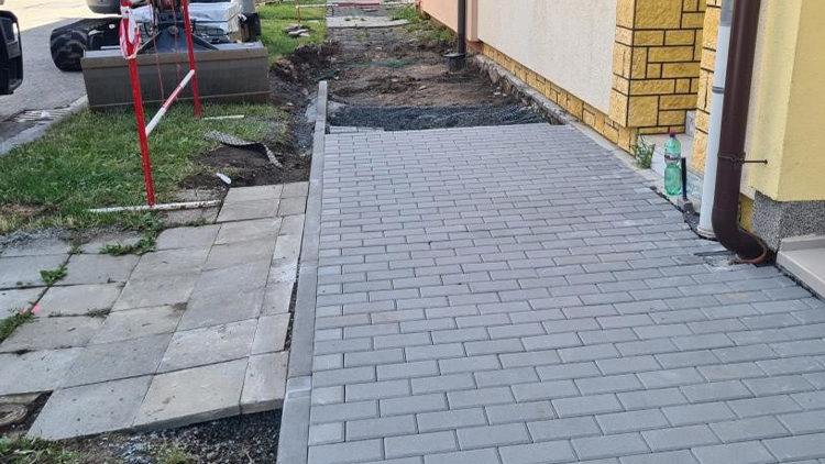 Chodník na Západní se opravuje. A budou i další