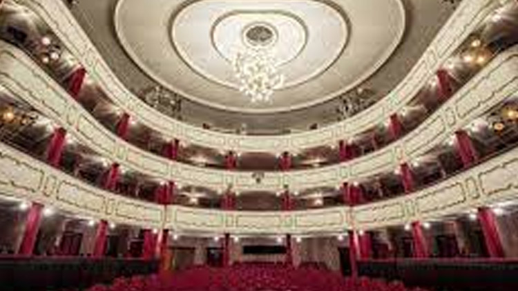 Budovu divadla znovu ozdobí dřevěné „kastláky“