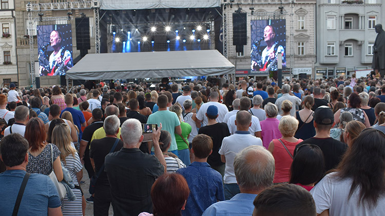 Olympici rozezpívali  narvané náměstí