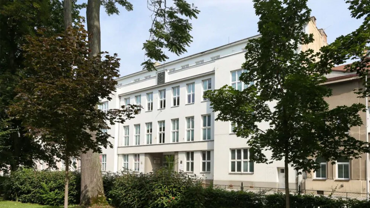 Zdravotnická škola zve seniory  ke studiu. Už po sedmnácté