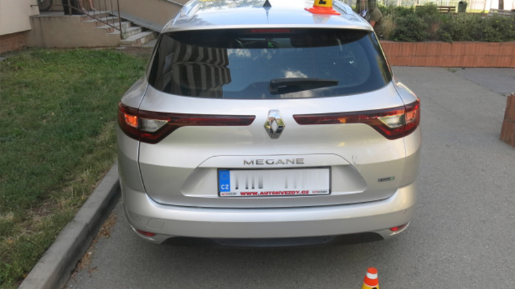 Opilý senior na elektrokole  napálil do zaparkovaného auta 