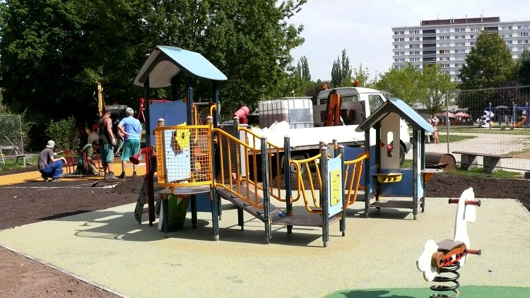 Budují dětské hřiště