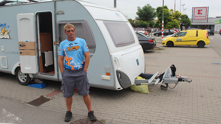 Vrátil se podivný karavan  před Kaufland?