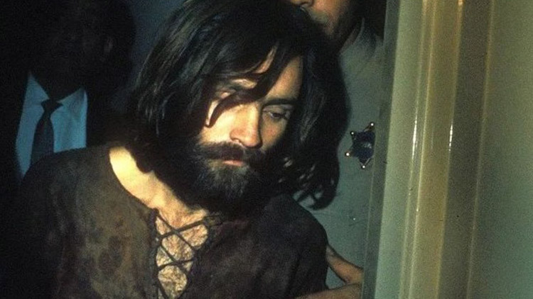 V Kristových létech je odkázán na matku,  u počítače těží bitcoiny