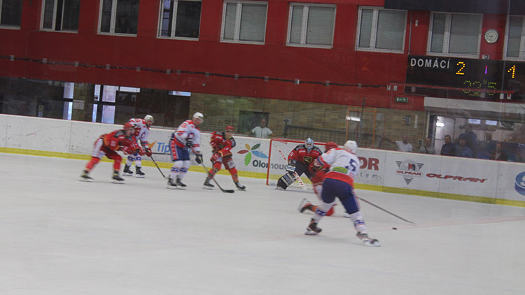 Jestřábi v domácí premiéře zvítězili