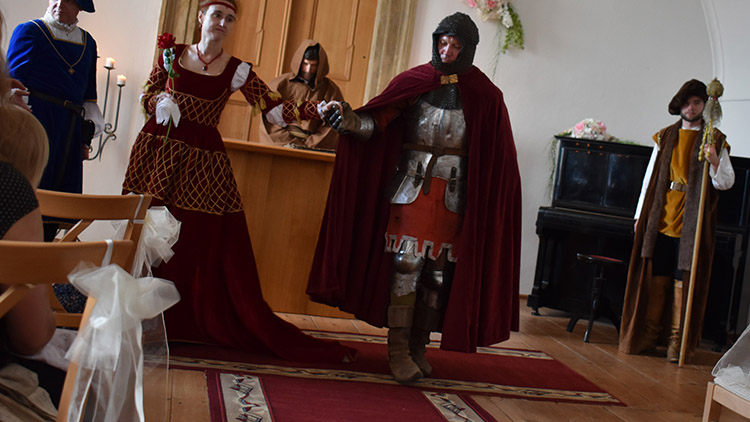 Noční prohlídky na zámku v Plumlově  vyprávěly DÁVNÉ PŘÍBĚHY