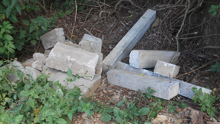 U potůčku v Konici se povalovaly ZBYTKY HROBU