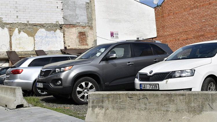 Magistrát chce upravit stání aut