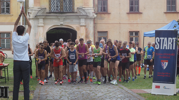 Běžci se prohnali Mořicemi, obdivovali místní kostel