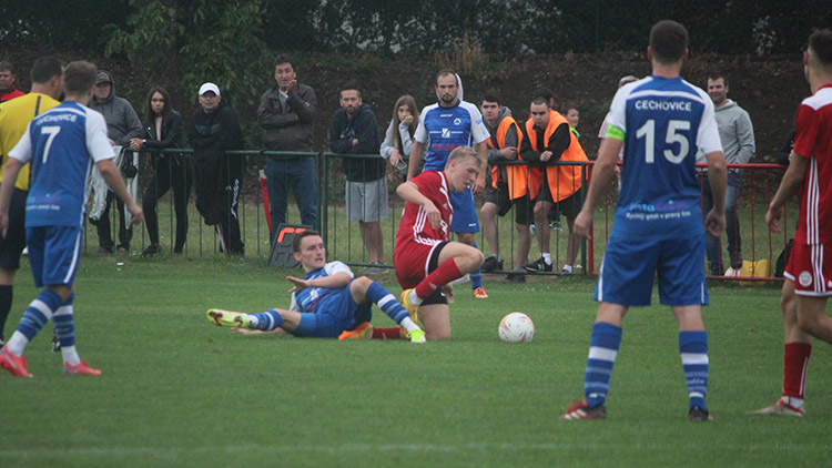 DERBY DOMÁCÍ DOHRÁLI V DESETI.Utkání Čechovic s Lipovou skončilo smírně. Ale jen podle skóre