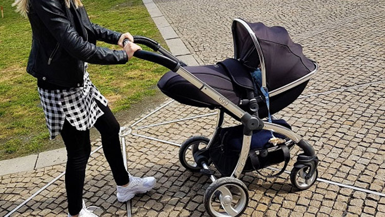 Opilá matka poslala kočárek s batoletem před jedoucí bavorák!