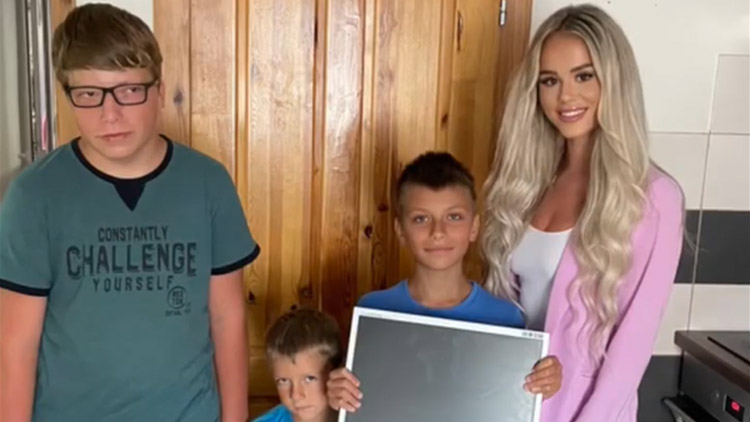 Finalistka MISS ČR předala počítače  třem těžce zkoušeným rodinám 