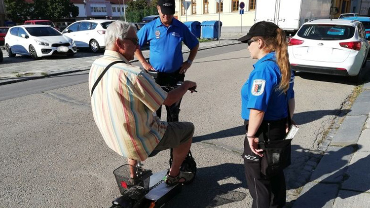 Strážníci se zaměřili na koloběžkáře