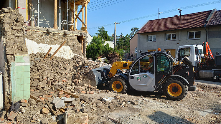 Zbytky domu zdemolovaného výbuchem  jsou odklizeny. Také díky hasičům