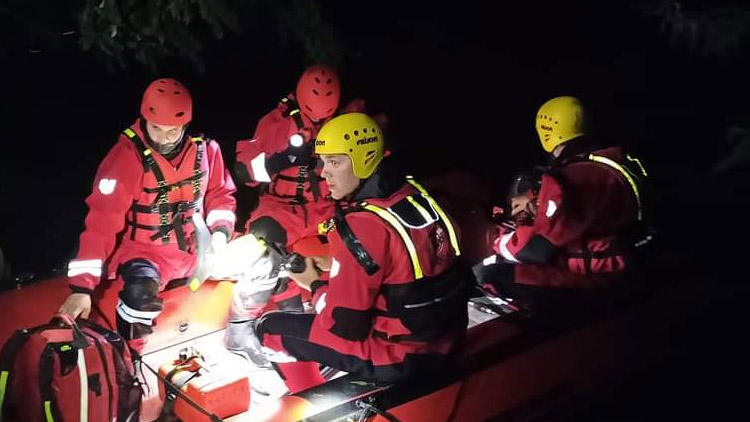 Hasiči zachránili u Hynkova šest vodáků