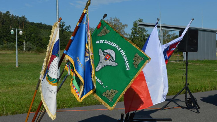 Memoriály v areálu tábora Hamry