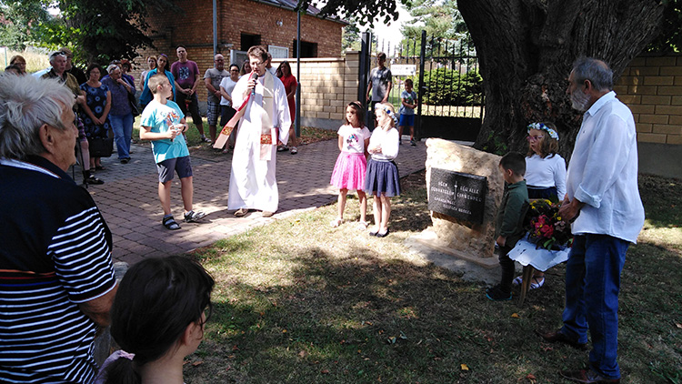 Deska u hřbitova připomíná zmizelé sousedy