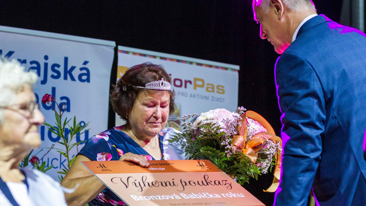 Babičkou Olomouckého kraje je Blanka Vrbková, na pódiu ji podpořila celá rodina