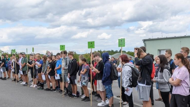 Na vojenské střelnici Hamry soutěžili výsadkoví veteráni i žáci základních škol