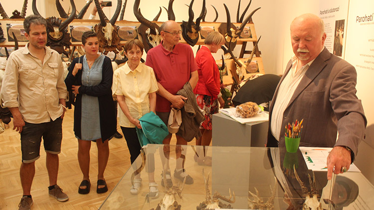 AKTUALIZOVÁNO: Z VERNISÁŽE…  Majitel a jeho trofeje. „Chci, aby lidé poznali  zvířata, která tu ještě jsou,“ říká Jaroslav Šmíd