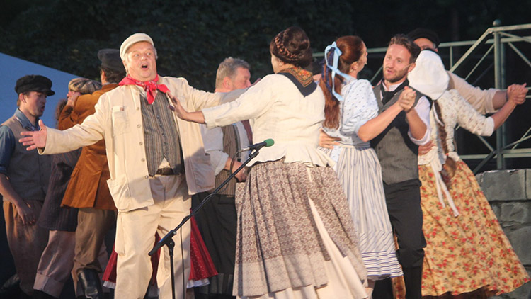 „Zpívejte lidičky, ty naše  písničky!“ Kolářovými sady  zněly „Hašlerky“